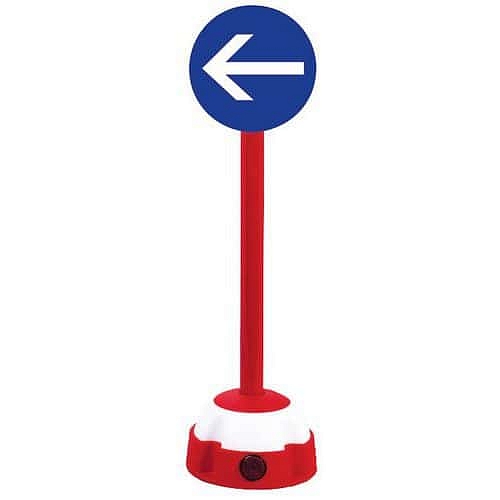 Sada sloupků a cedulí , přikázaný směr jízdy